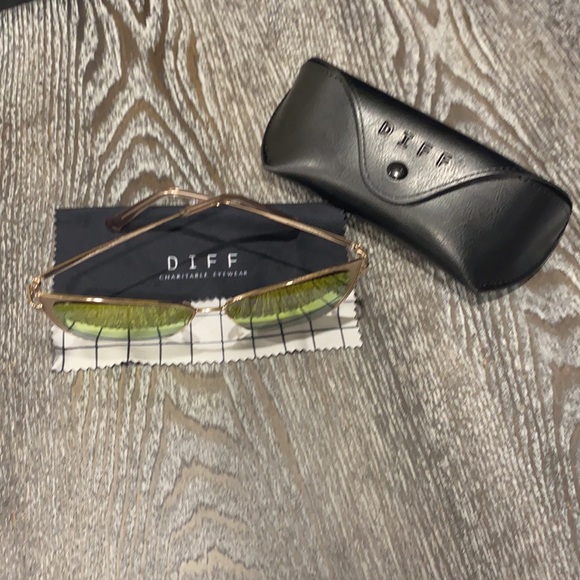 Diff Eyewear Becky rose gold w/pink mirror lens - Picture 4 of 5